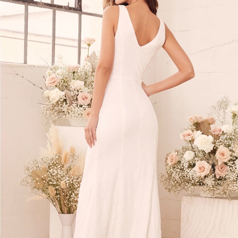 Beautiful NWT sleeveless Wedding Dress - Size small